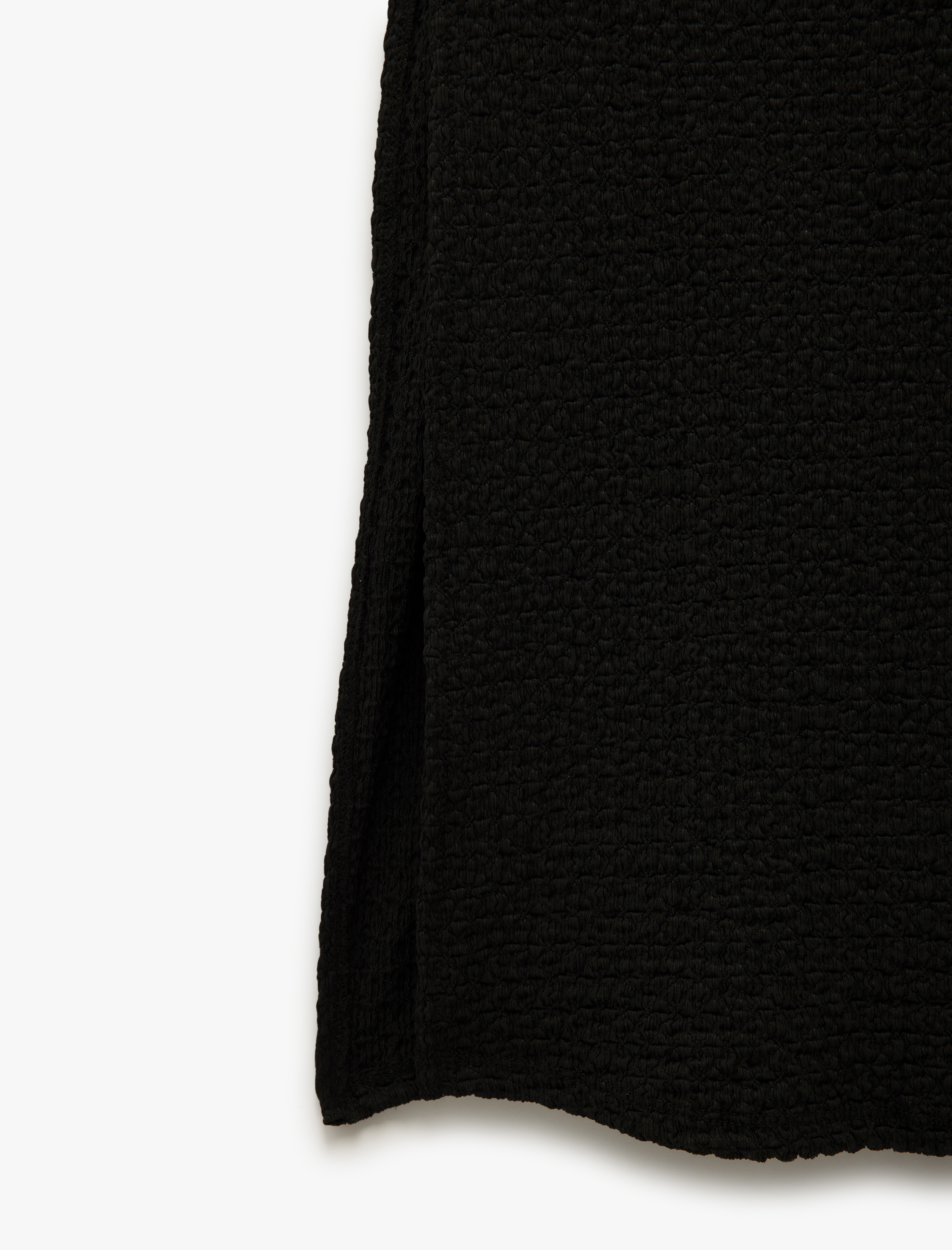   Pencere Detaylı Yuvarlak Yaka Yırtmaçlı Kolsuz Midi Boy Kalem Elbise