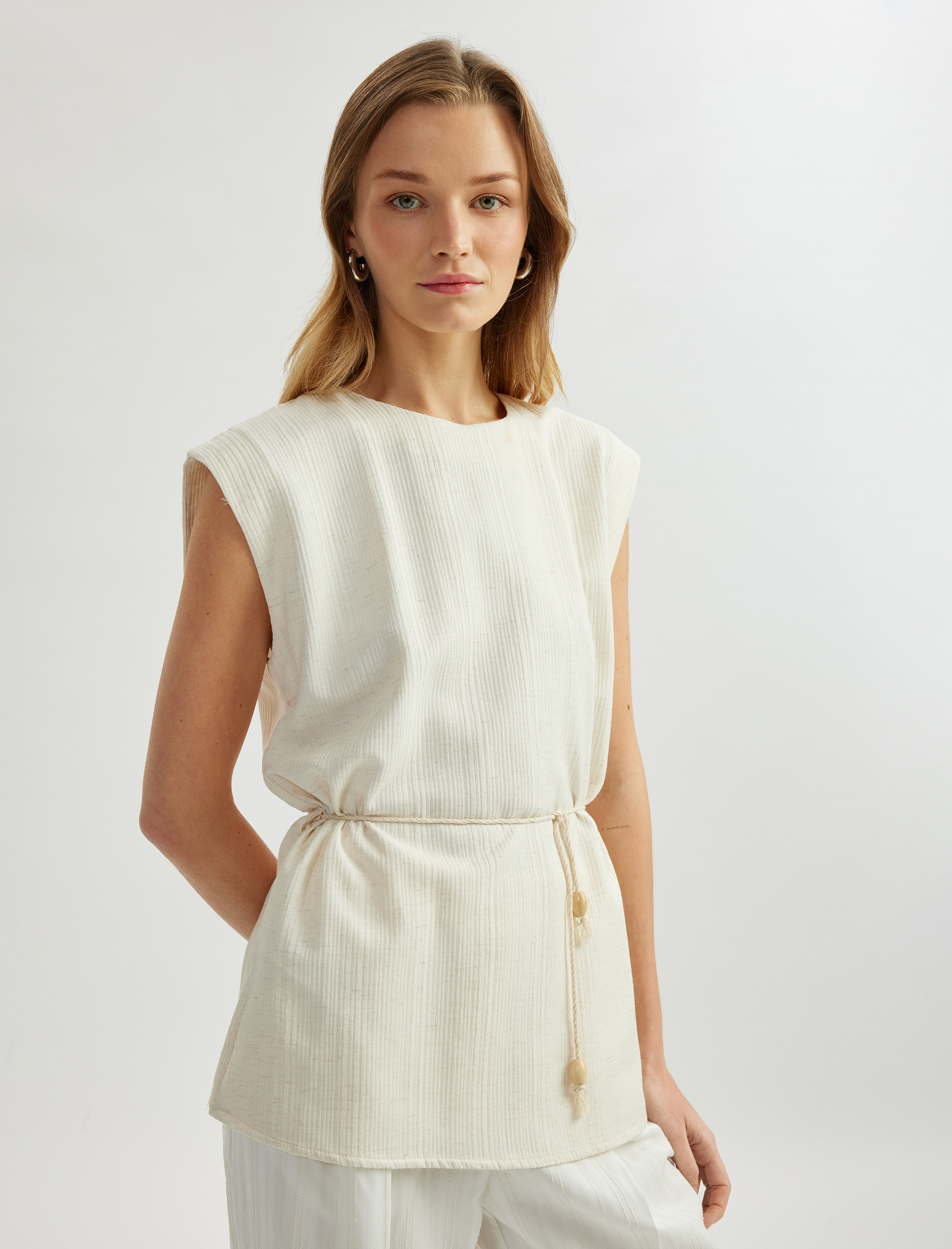   İnce Kuşak Detaylı Bisiklet Yaka Kolsuz Vatkalı Piliseli Bluz