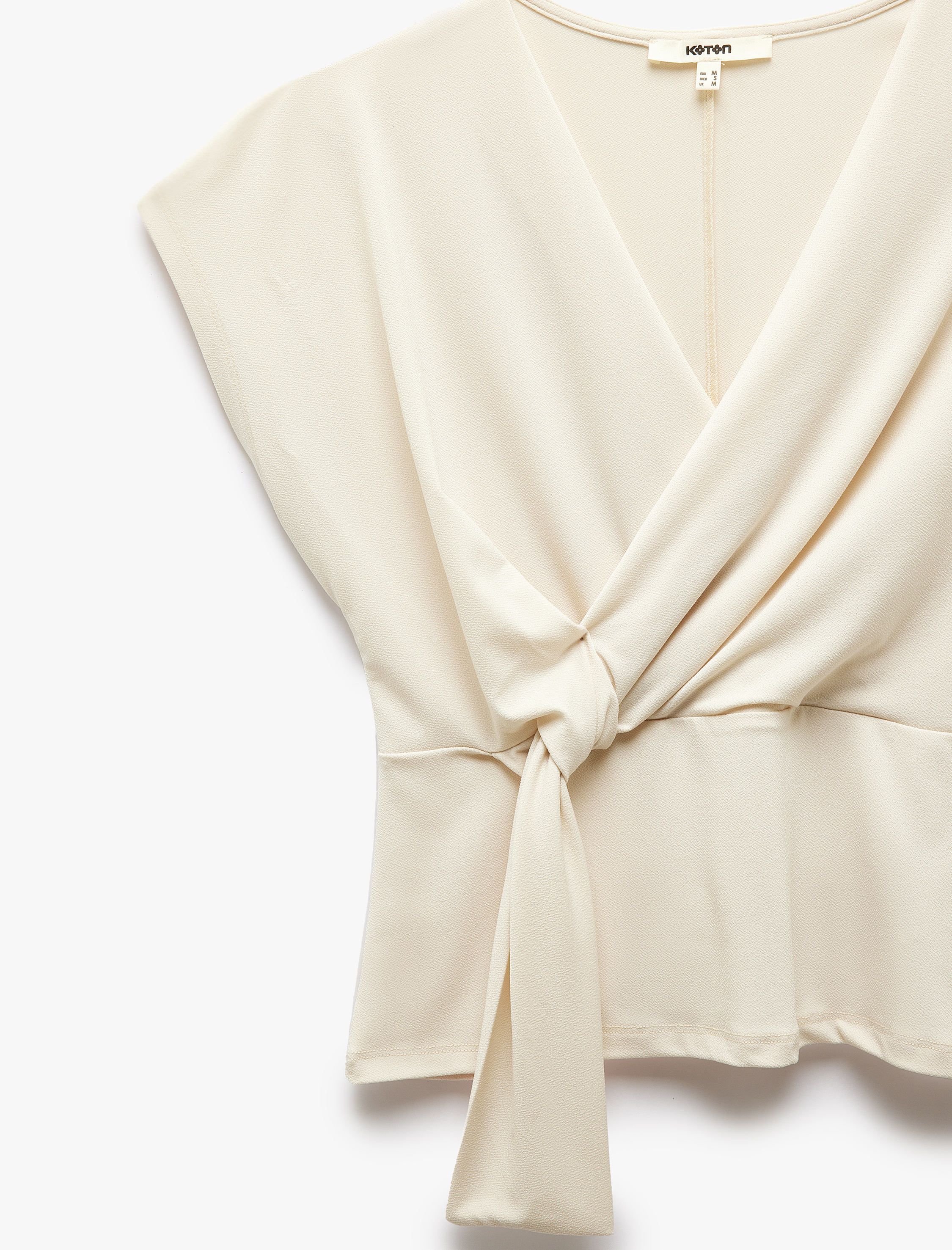   V Yaka Düğüm Detaylı Kolsuz Kruvaze Bluz