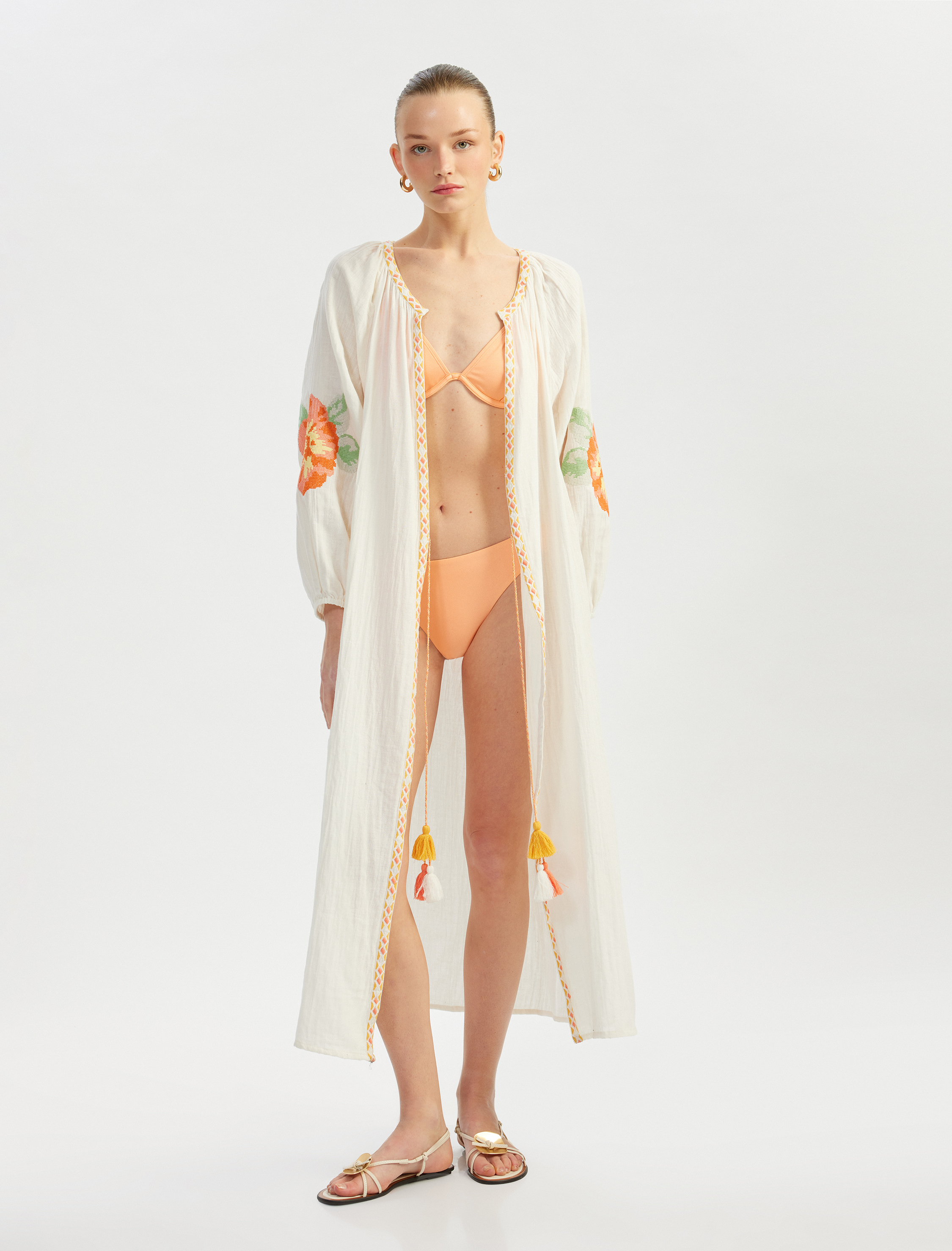   Pamuklu Çiçekli Nakış Detaylı Yuvarlak Yaka Uzun Balon Kollu Kaftan Plaj Elbisesi