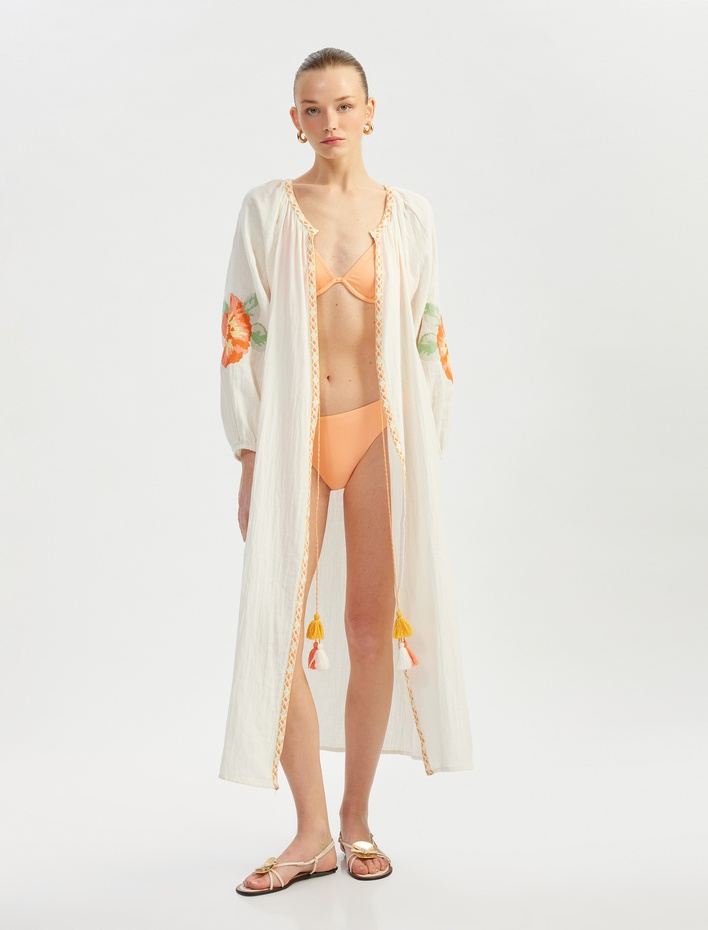  Pamuklu Çiçekli Nakış Detaylı Yuvarlak Yaka Uzun Balon Kollu Kaftan Plaj Elbisesi