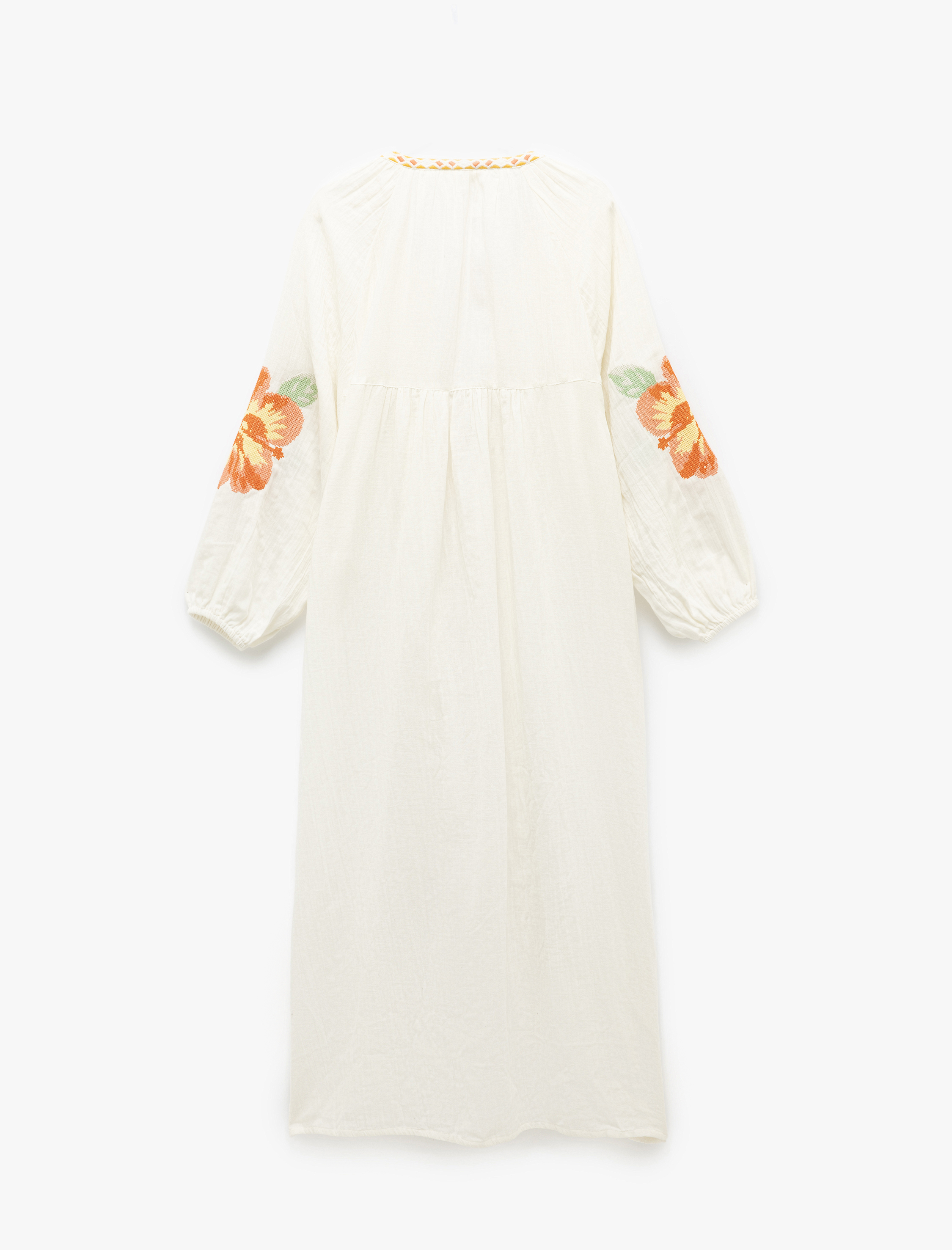   Pamuklu Çiçekli Nakış Detaylı Yuvarlak Yaka Uzun Balon Kollu Kaftan Plaj Elbisesi