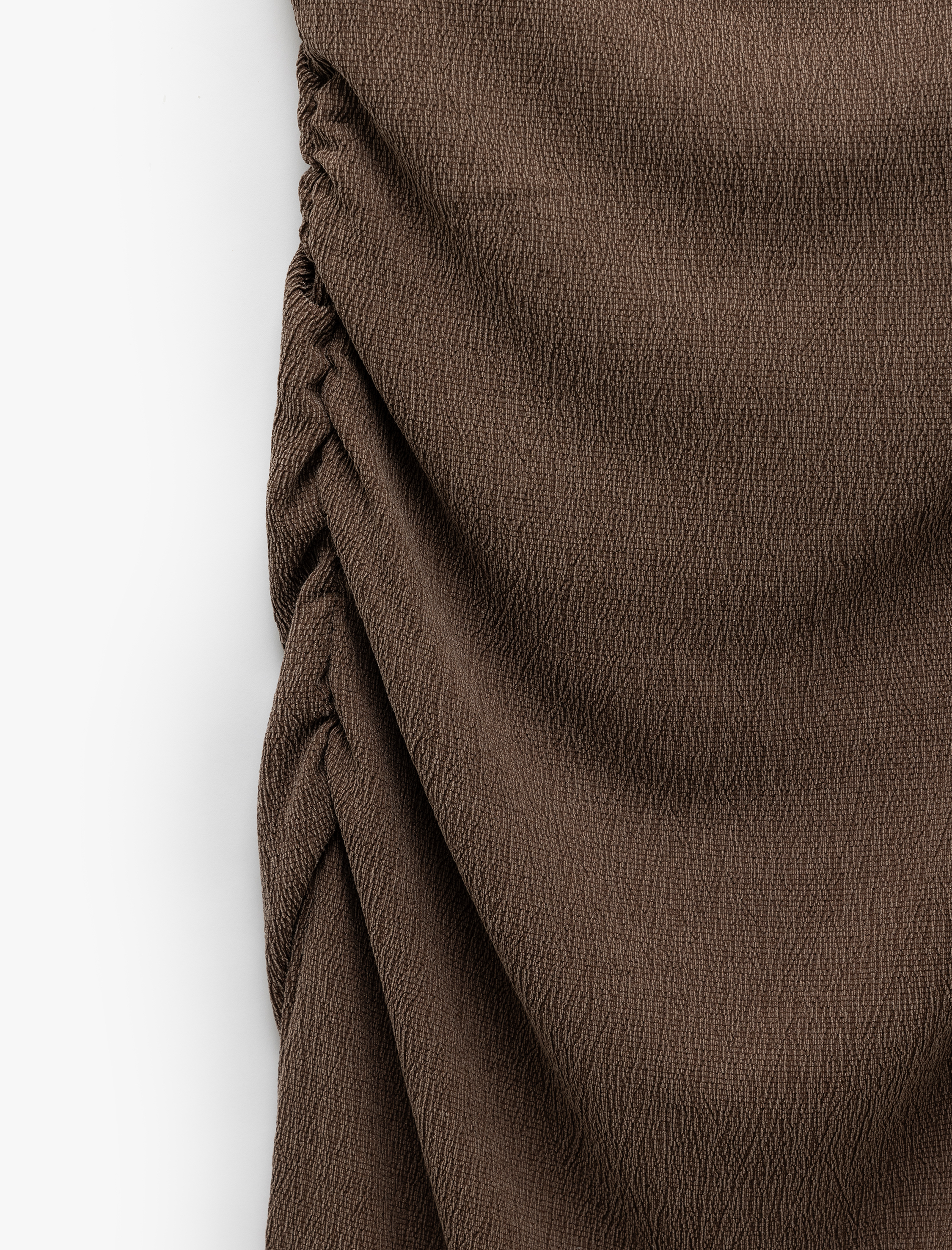   Arkadan Yırtmaç Detaylı Drapeli Dokulu İnce Askılı Midi Boy Elbise