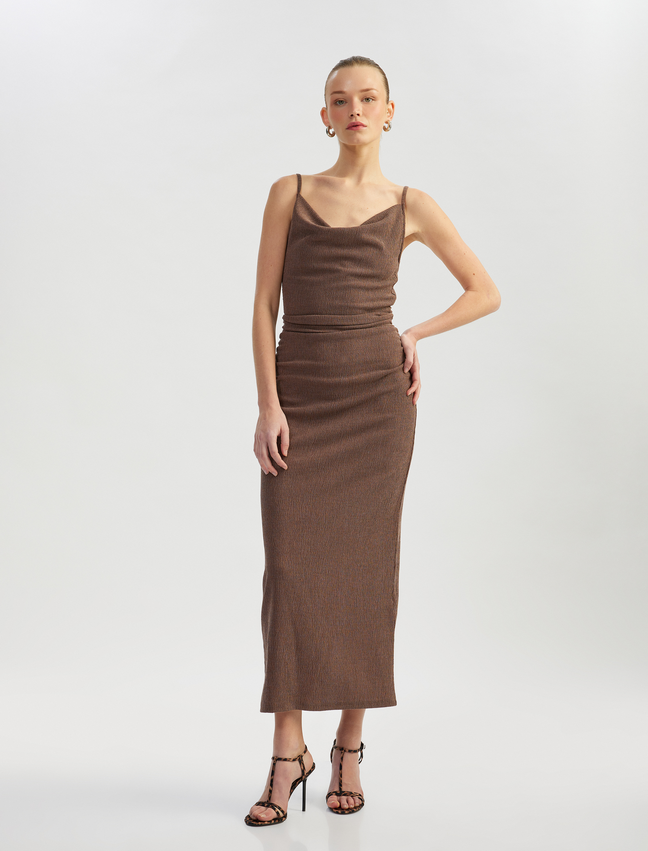   Arkadan Yırtmaç Detaylı Drapeli Dokulu İnce Askılı Midi Boy Elbise