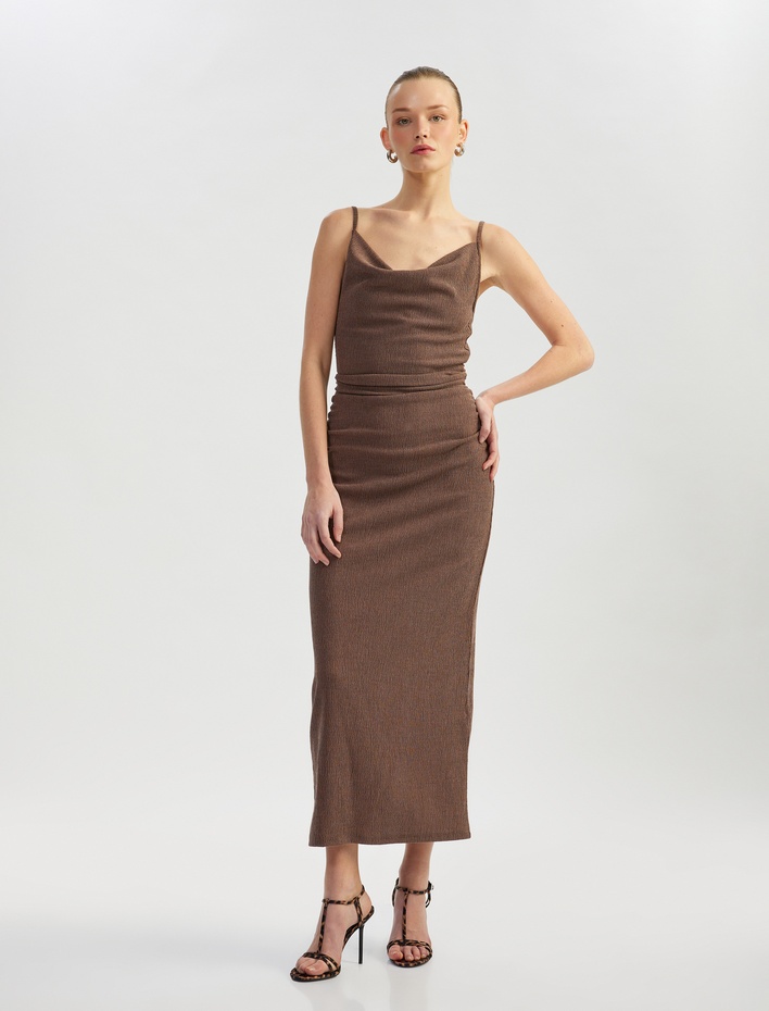  Arkadan Yırtmaç Detaylı Drapeli Dokulu İnce Askılı Midi Boy Elbise