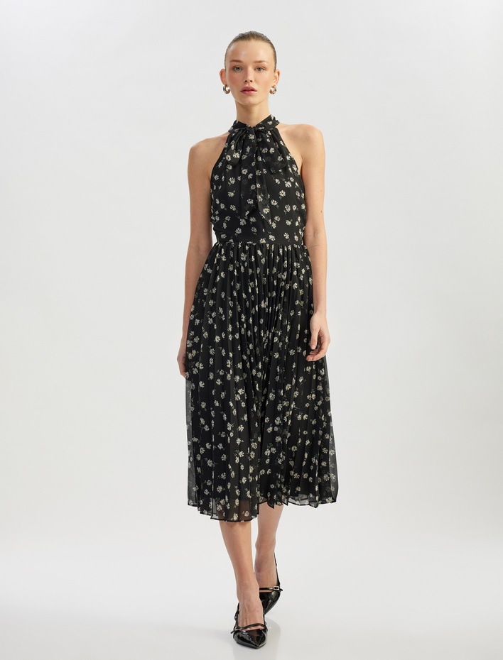  Kolsuz Bağlama Detaylı Halter Yaka Uzun Çiçekli Şifon Elbise