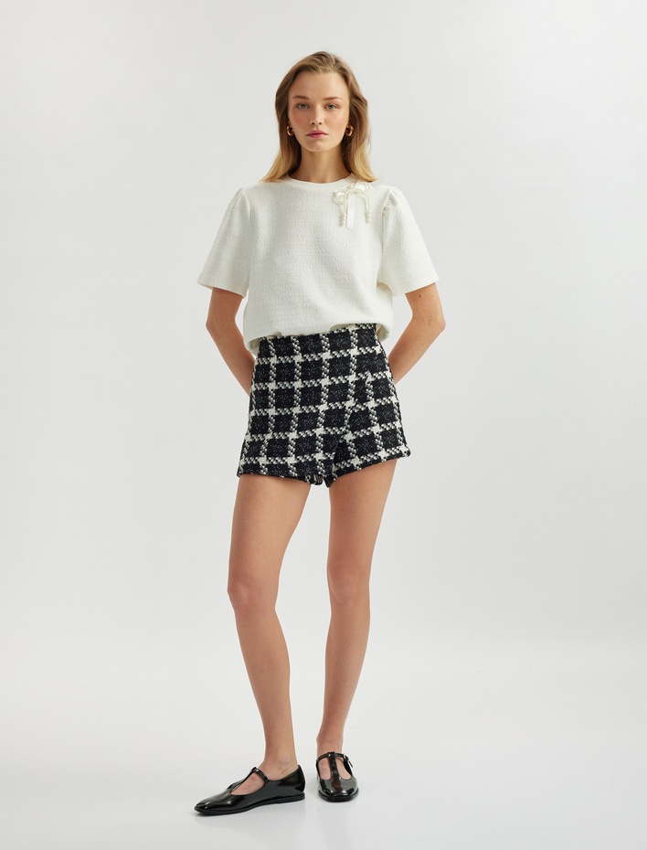  Fiyonk Boncuk Detaylı Kısa Kollu Bisiklet Yaka Dokulu Bluz