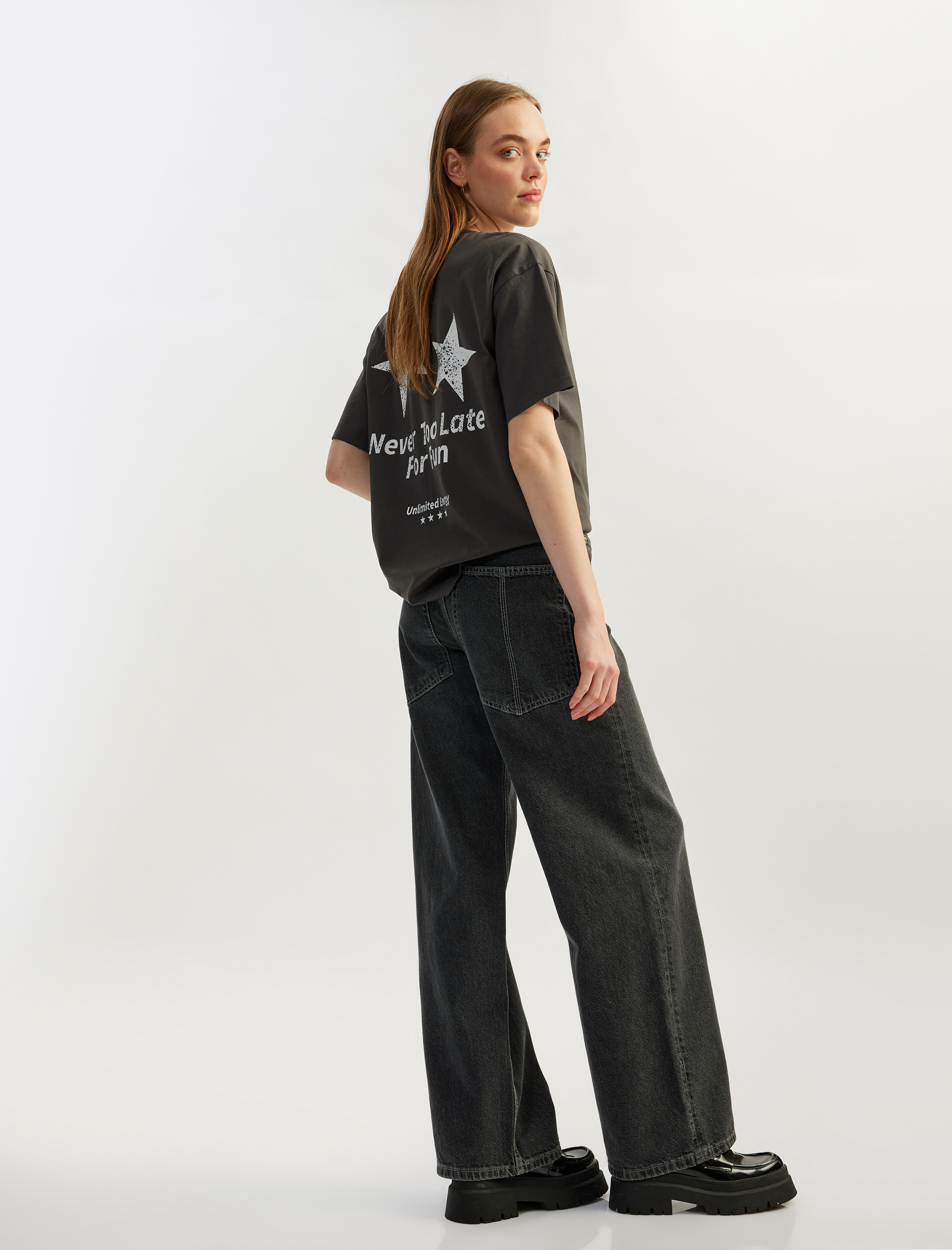   Arkası Baskılı Yıkamalı Bisiklet Yaka Kısa Kollu Oversize Tişört