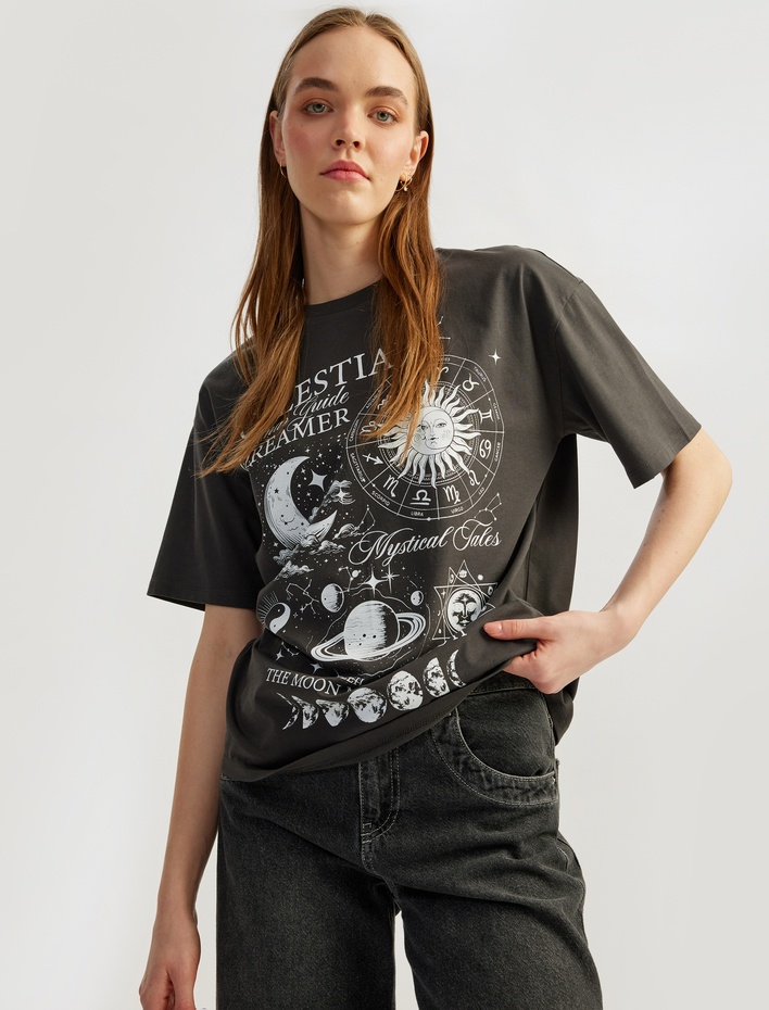  Arkası Baskılı Uzay Temalı Bisiklet Yaka Kısa Kollu Oversize Tişört