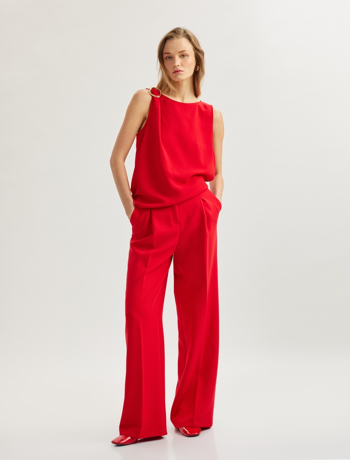  Metal Aksesuar Detaylı Yuvarlak Yaka Kolsuz Bluz