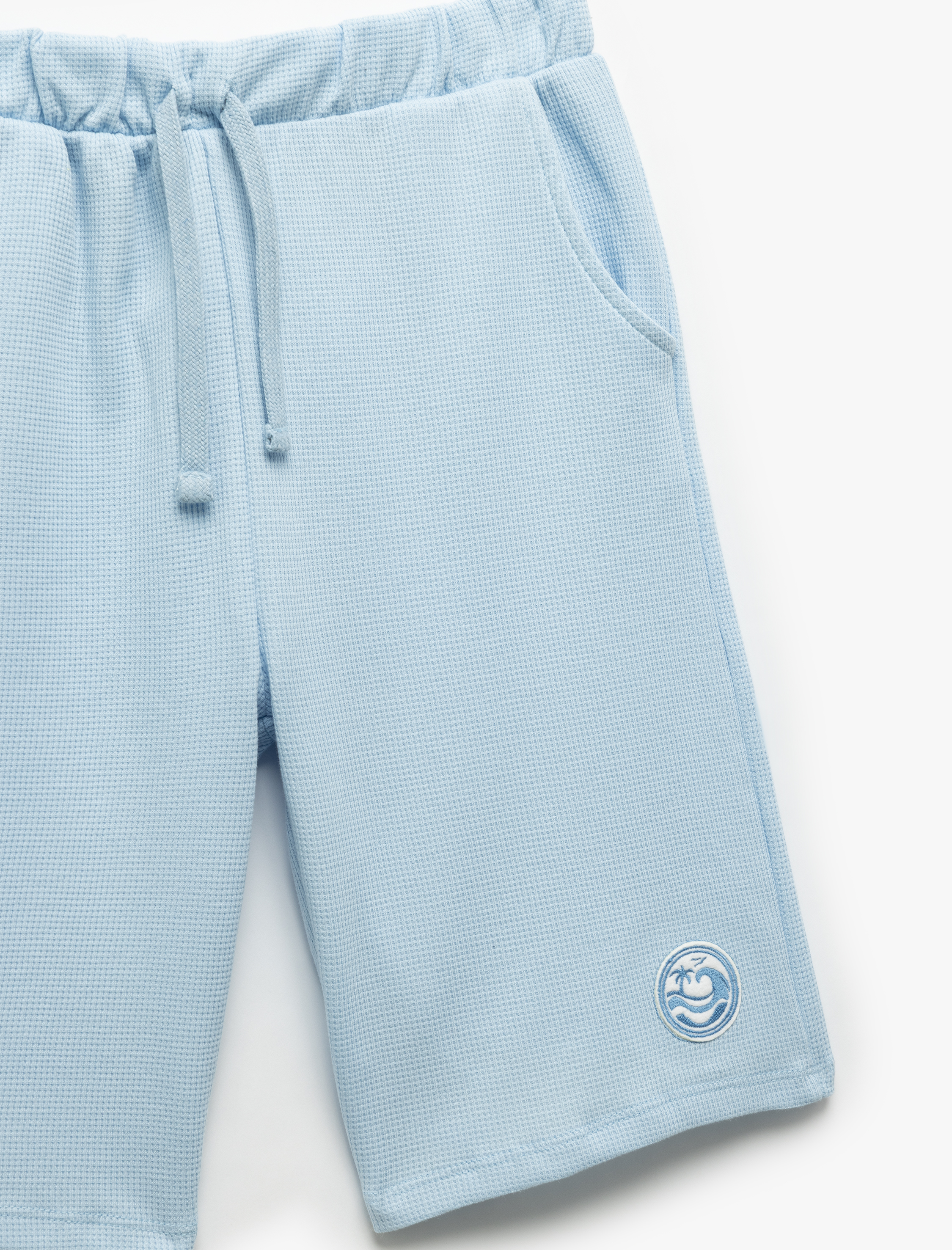  Erkek Çocuk Beli Bağcıklı Cep ve Aplike Detaylı Dokulu Pamuklu Şort