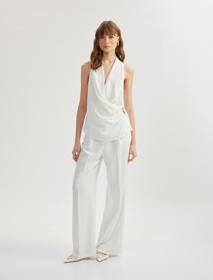  Metal Aksesuar Detaylı Drapeli V Yaka Kruvaze Kolsuz Krep Bluz