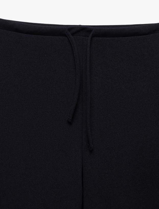Beli Bağcıklı Rahat Kesim Düz Paça Pantolon_4