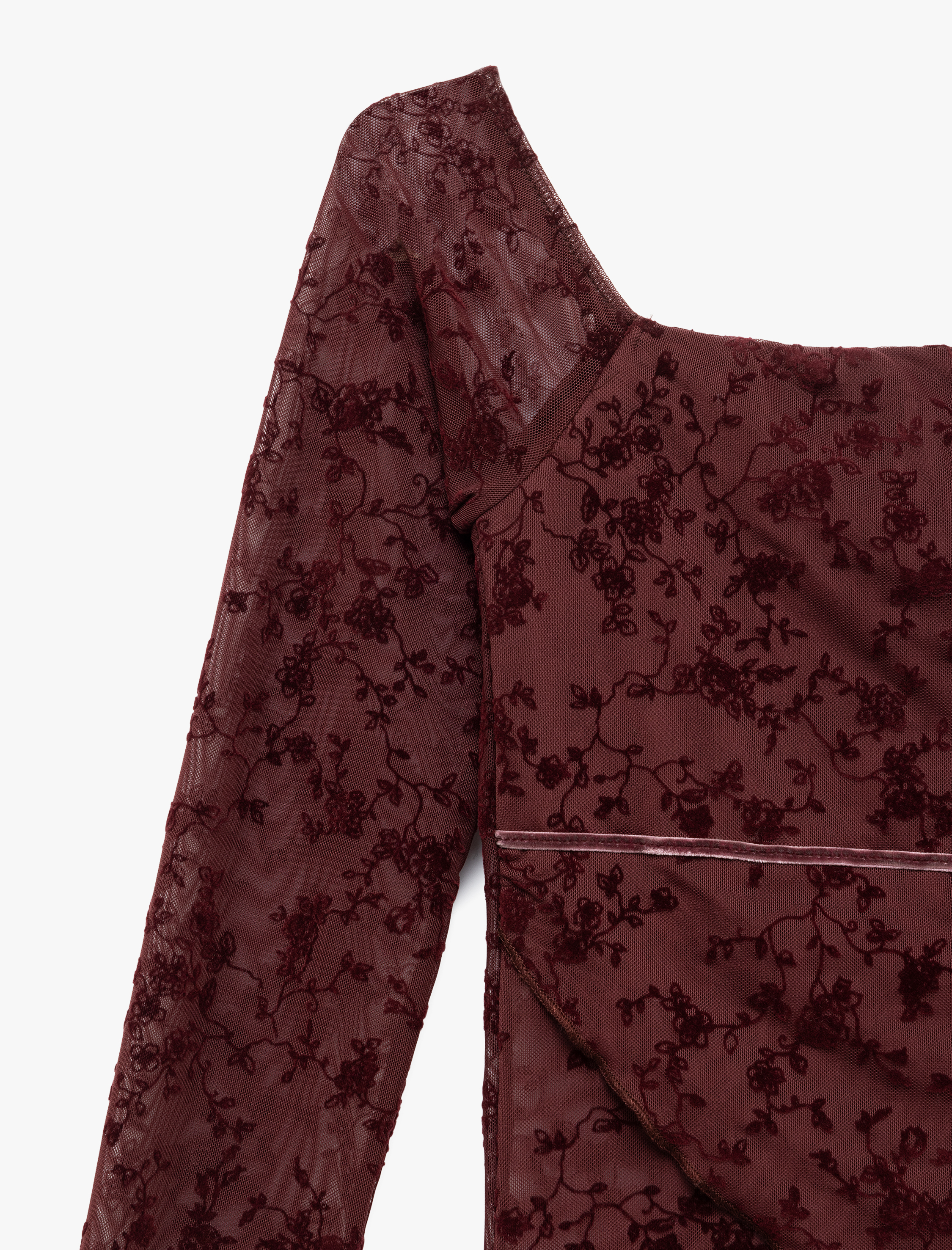   Koton X İnji - Asimetrik Kayık Yaka Omzu Açık Dantelli Uzun Kollu Tişört