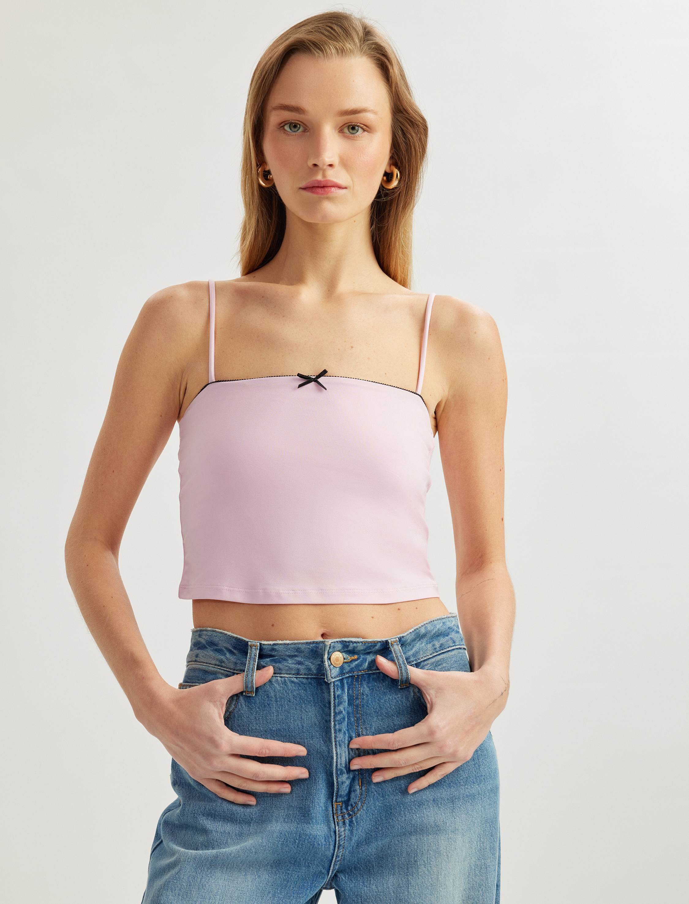   Renk Kontrastlı Fiyonk Detaylı Slim İnce Askılı Crop Üst