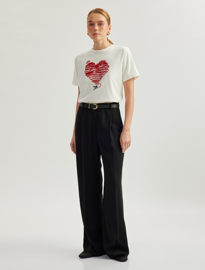  Pamuklu Kısa Kollu Bisiklet Yaka Kalpli Baskılı Tişört