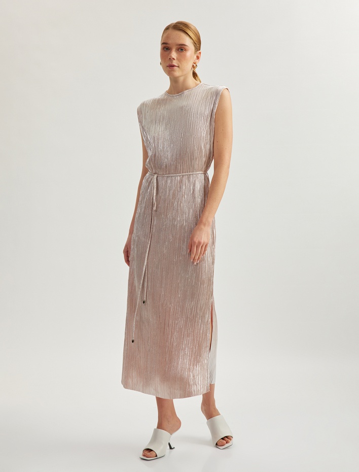  Kolsuz Bisiklet Yaka Yırtmaç Detaylı Kemerli Parlak Pileli Piliseli Uzun Elbise