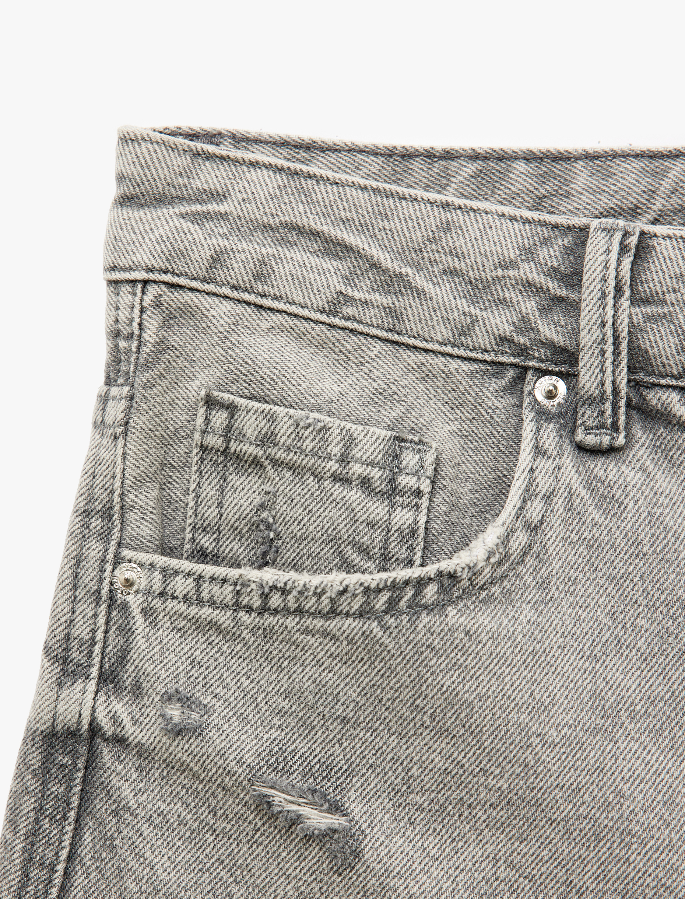   Yıpranmış Püsküllü Düğmeli Denim Şort