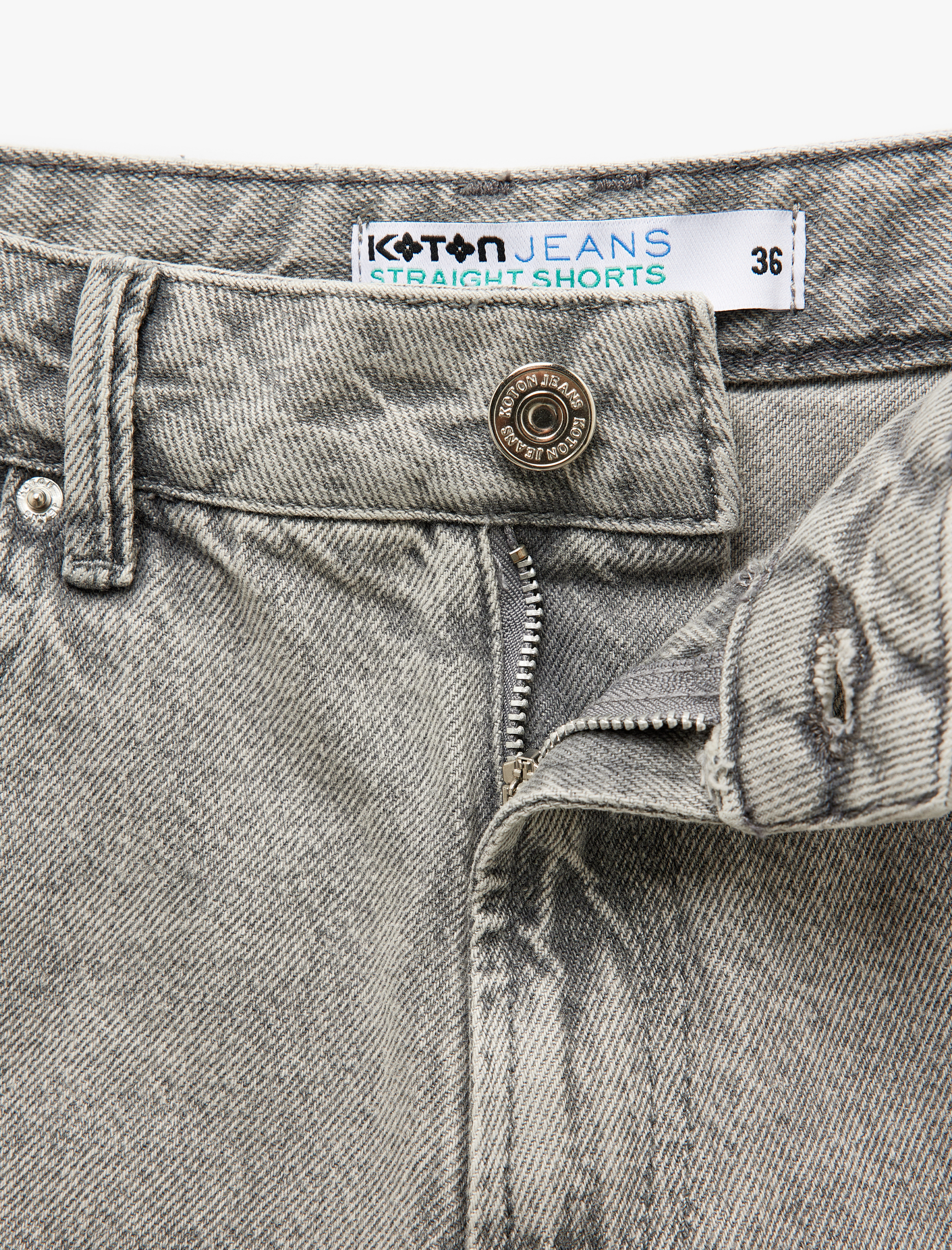   Yıpranmış Püsküllü Düğmeli Denim Şort