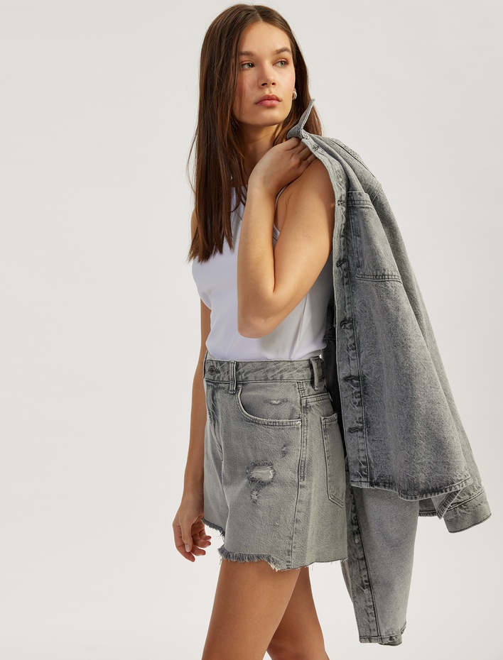  Yıpranmış Püsküllü Düğmeli Denim Şort