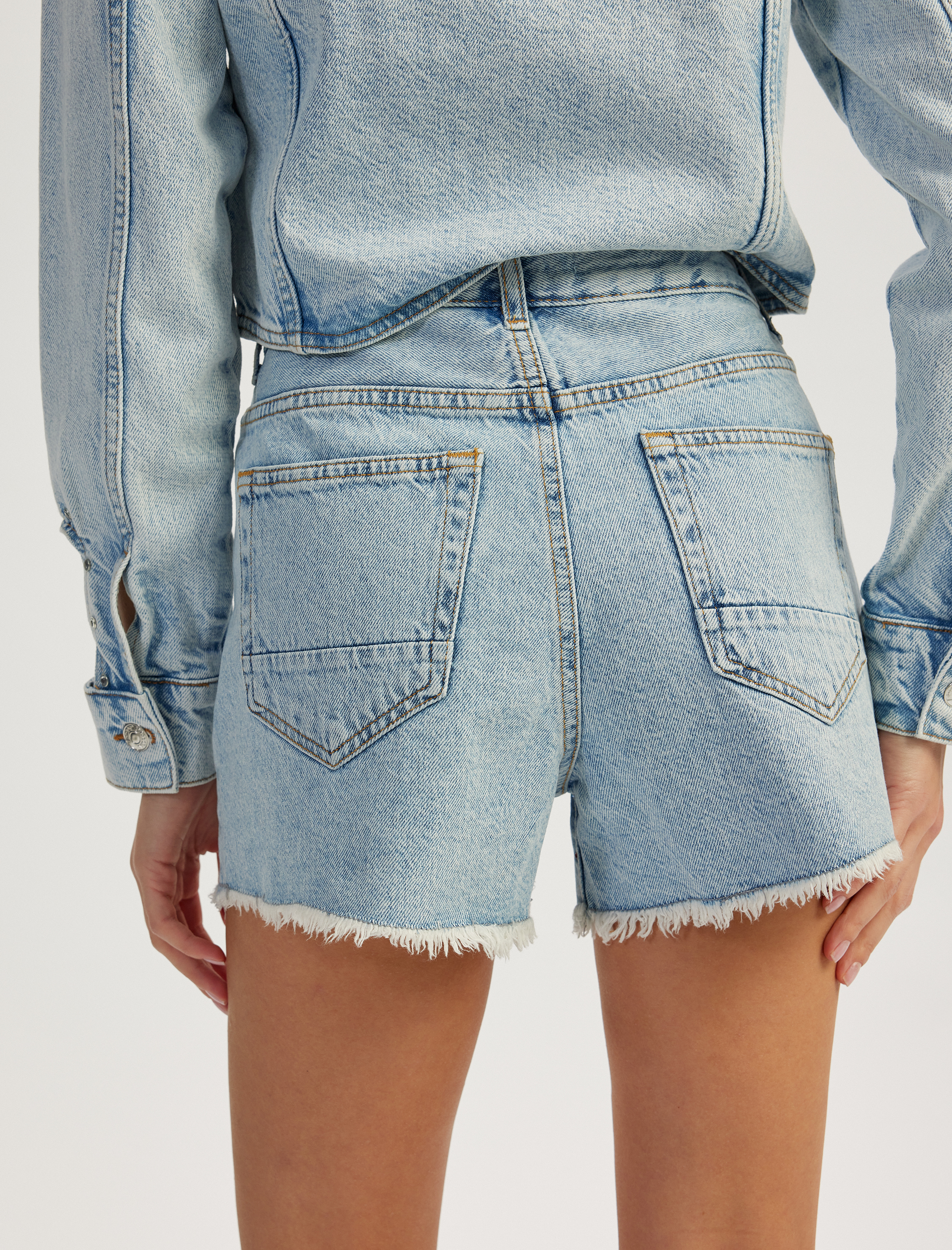   Taş Detaylı Düğmeli Rahat Kalıp Denim Şort