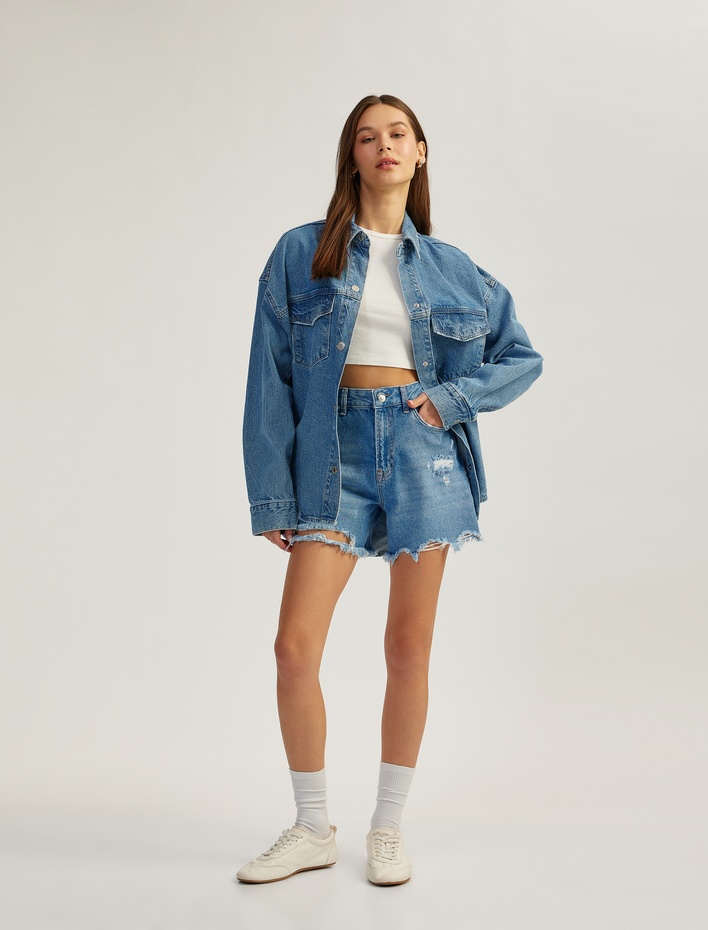  Yıpranmış Püsküllü Düğmeli Denim Şort