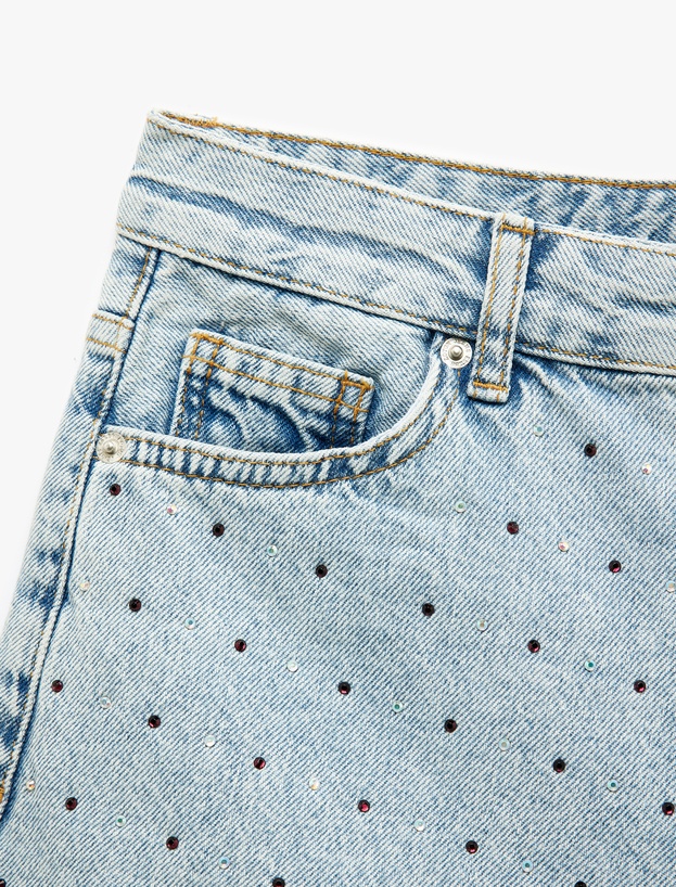 Taş Detaylı Düğmeli Rahat Kalıp Denim Şort_6