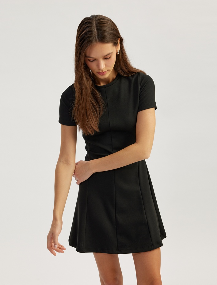  Kısa Kollu Bisiklet Yaka Dikiş Detaylı Kloş Mini Elbise