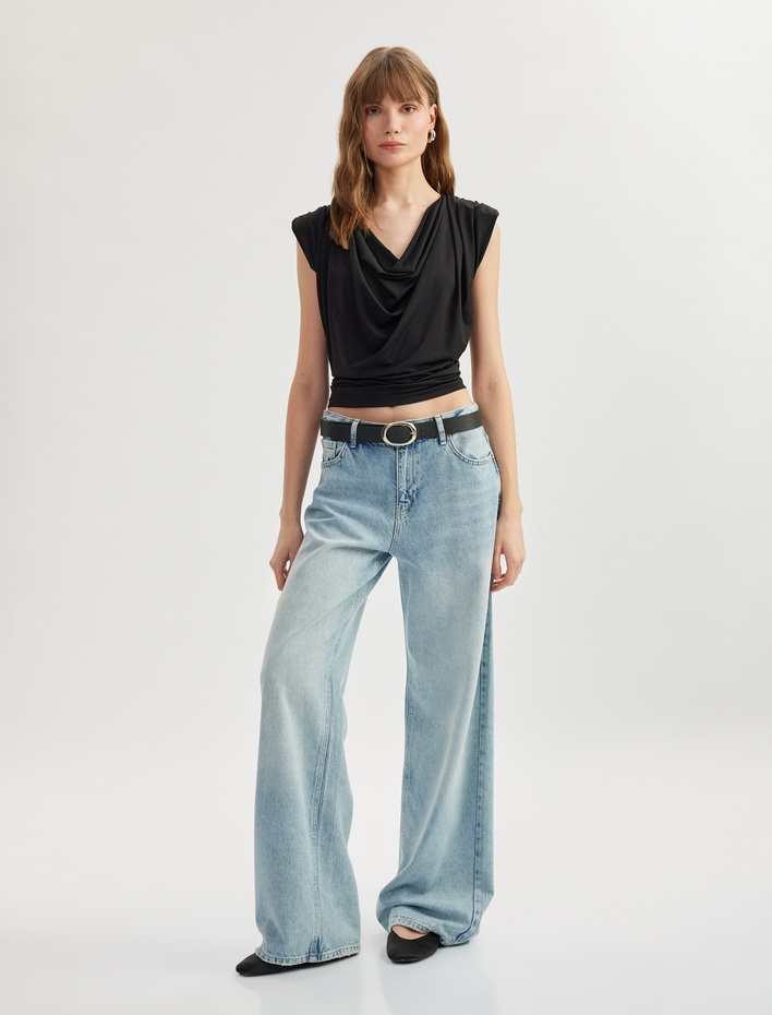  Drape Detaylı Vatkalı Degaje Yaka Kolsuz Bluz