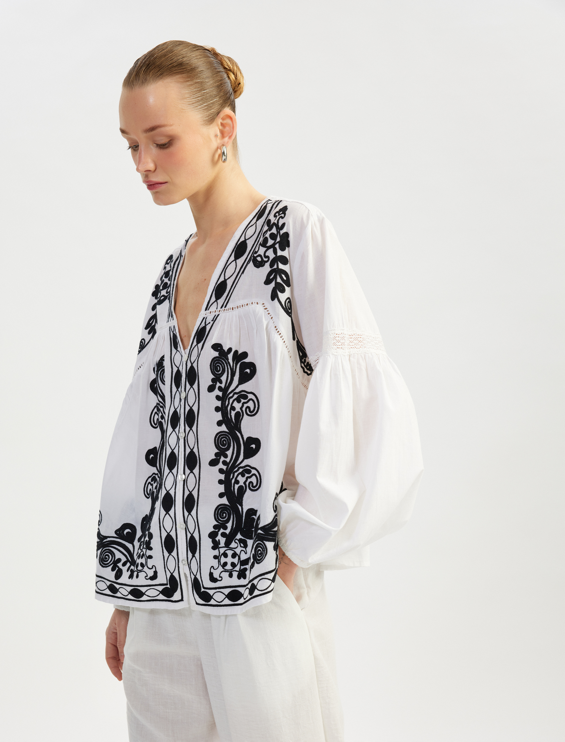   Pamuklu Çiçekli İşlemeli V Yaka Uzun Balon Kollu Fistolu Bluz