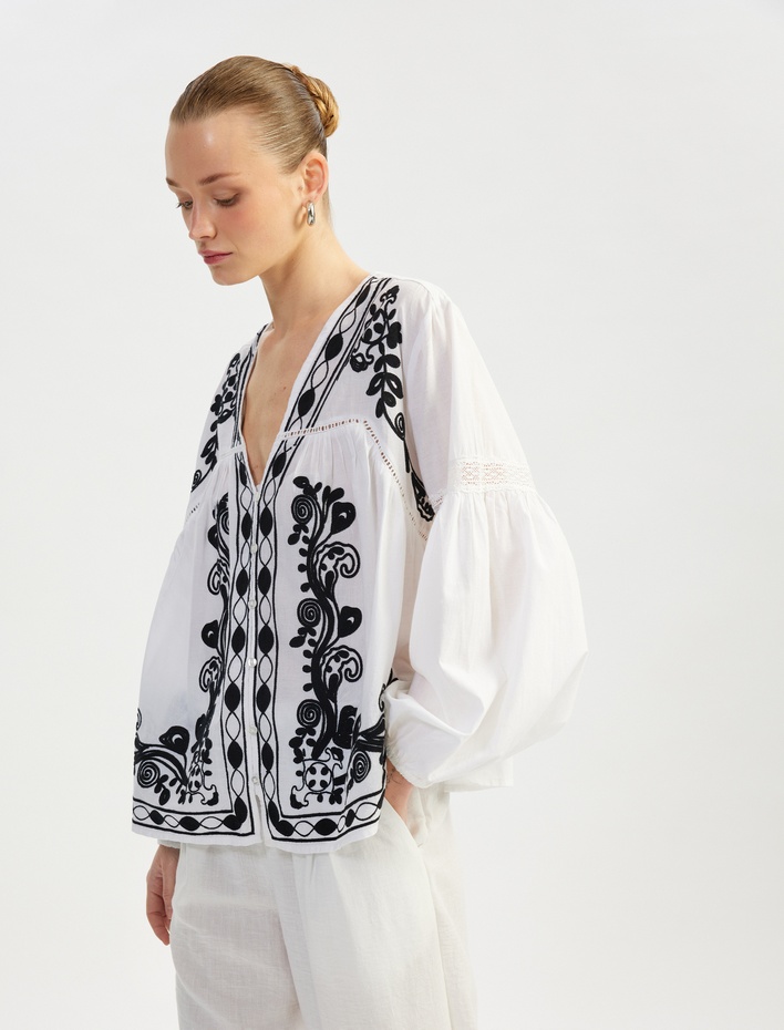  Pamuklu Çiçekli İşlemeli V Yaka Uzun Balon Kollu Fistolu Bluz
