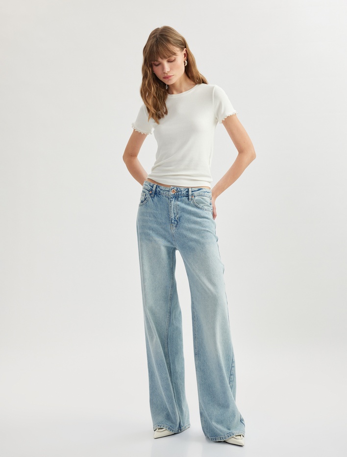  Boncuk Detaylı Slim Fit Kısa Kollu Bisiklet Yaka Viskon Tişört