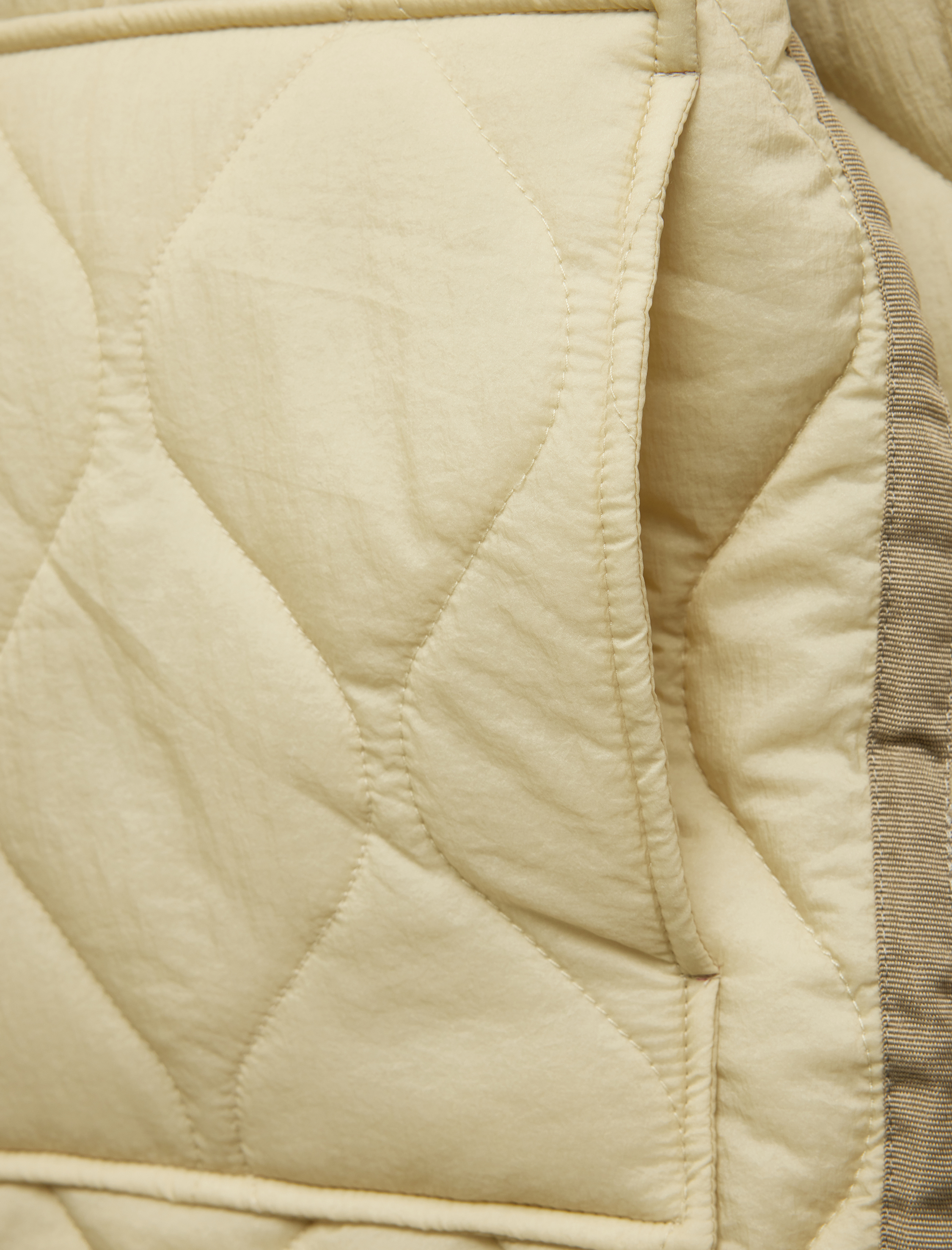   Kemer Detaylı Dik Yaka Uzun Kollu Fermuarlı Cepli Oversize Kapitone Mont