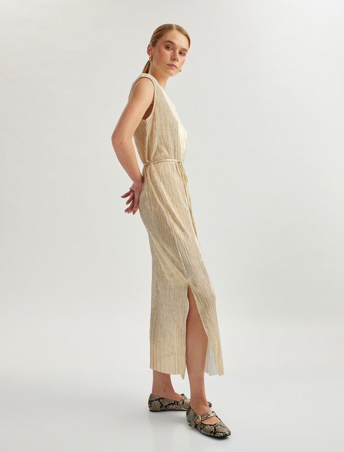  Kolsuz Bisiklet Yaka Yırtmaç Detaylı Kemerli Parlak Pileli Piliseli Uzun Elbise