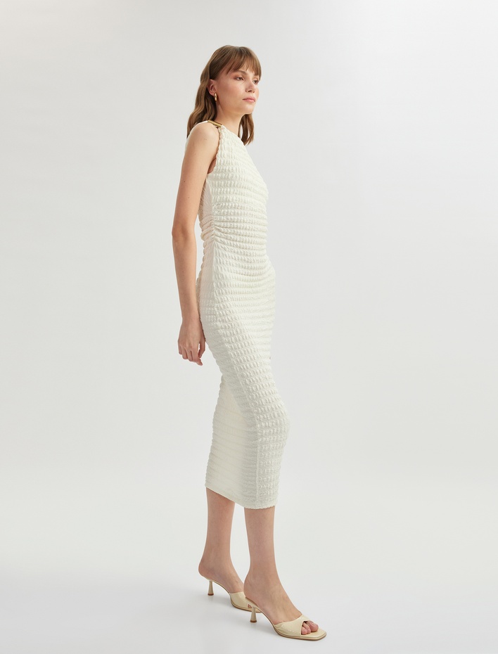  Aksesuar Detaylı Dokulu Slim Fit Bisiklet Yaka Kolsuz Midi Boy Kalem Elbise