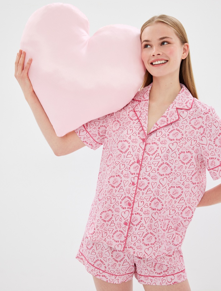  Emily in Paris Lisanslı Kalpli Saten Şort Pijama Altı