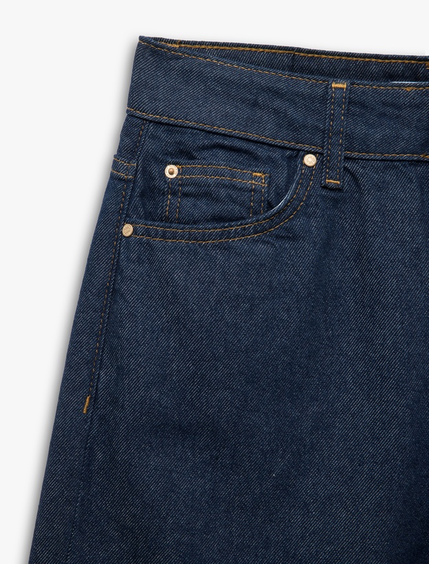 Katlı Paça Düğmeli Cep Detaylı Bermuda Denim Şort_7