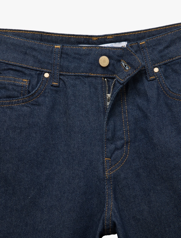 Katlı Paça Düğmeli Cep Detaylı Bermuda Denim Şort_6
