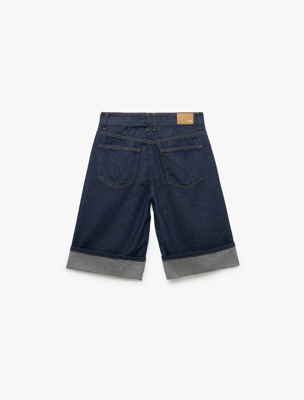 Katlı Paça Düğmeli Cep Detaylı Bermuda Denim Şort_5