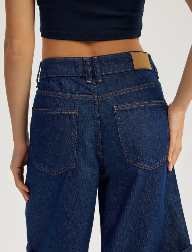 Katlı Paça Düğmeli Cep Detaylı Bermuda Denim Şort_3