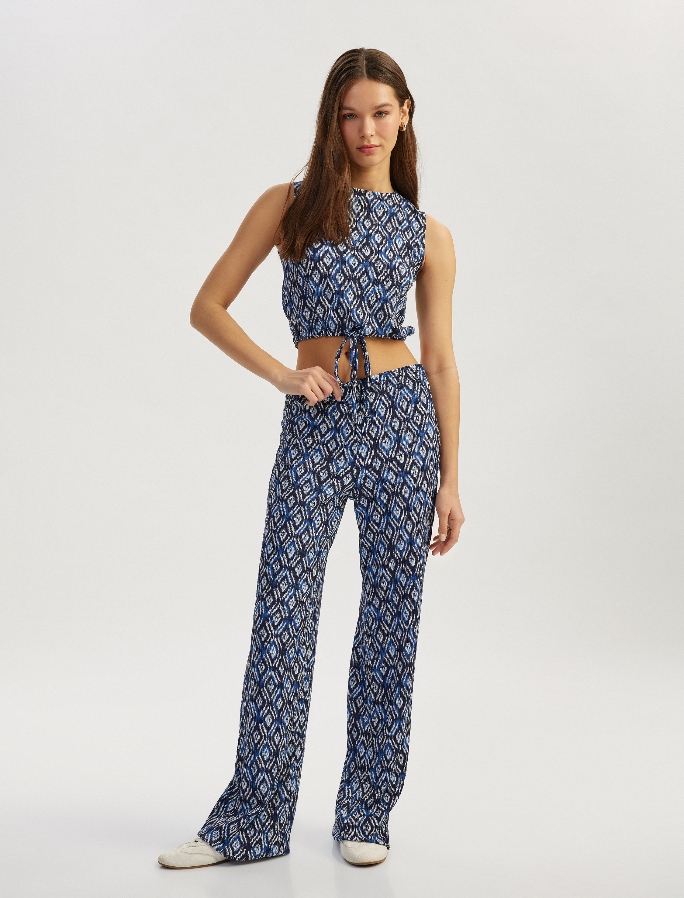   Desenli Bisiklet Yaka Bağcık Detaylı Kolsuz Crop Üst Bürümcük