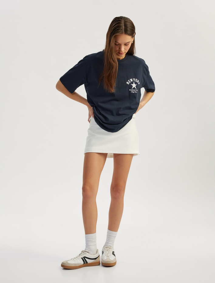  Arkası Kolej Baskılı Bisiklet Yaka Pamuklu Kısa Kollu Tişört