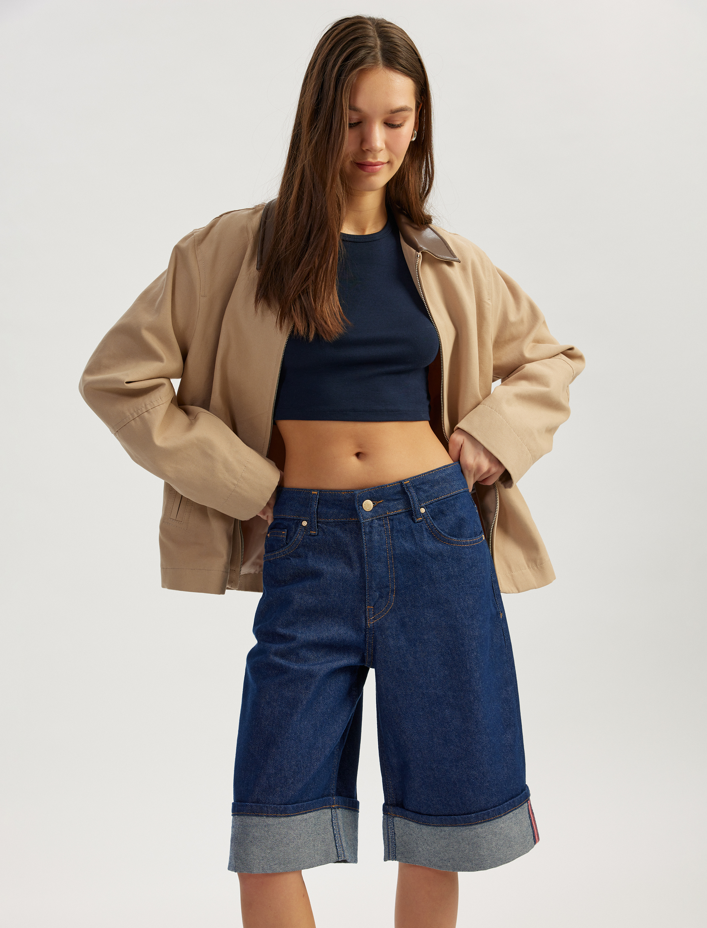Katlı Paça Düğmeli Cep Detaylı Bermuda Denim Şort