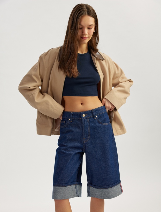 Katlı Paça Düğmeli Cep Detaylı Bermuda Denim Şort_1