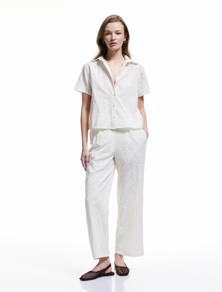  Pamuklu Düğmeli Kısa Kollu Floral İşlemeli Brodeli Gömlek