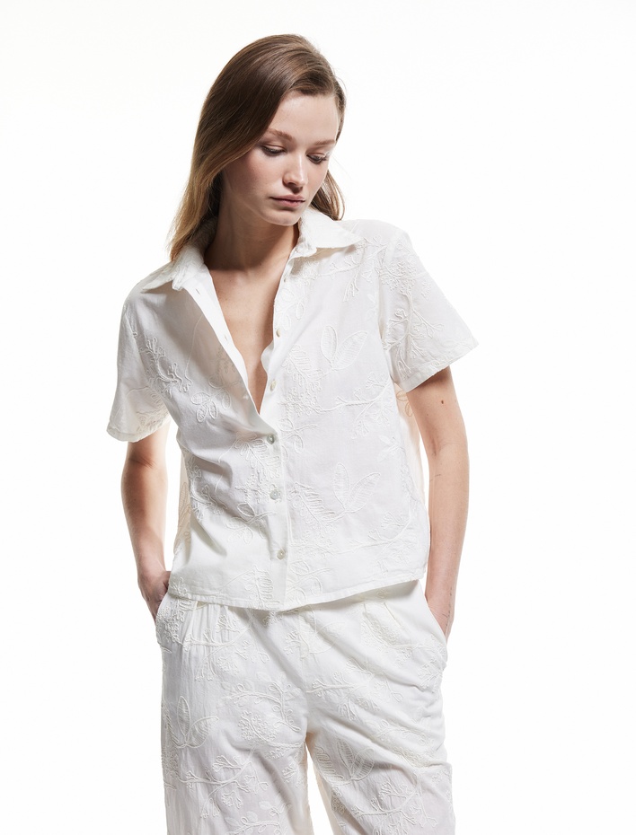  Pamuklu Düğmeli Kısa Kollu Floral İşlemeli Brodeli Gömlek