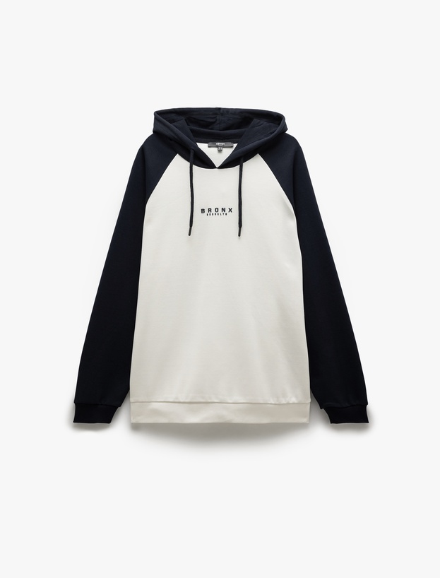 Uzun Kollu Renk Kontrastlı Baskılı Kapşonlu Sweatshirt_2