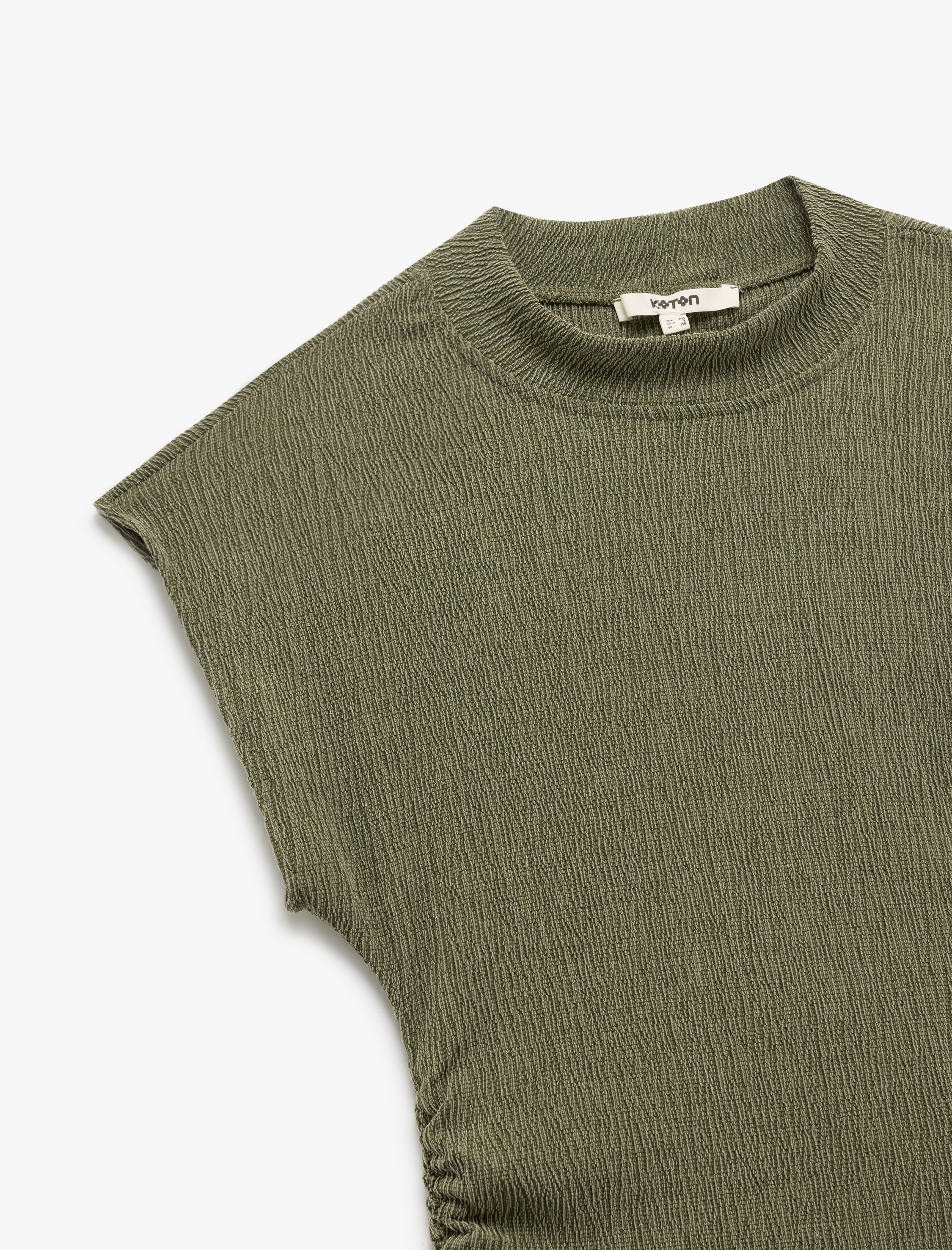   Slim Fit Dokulu Dik Yaka Kolsuz Tişört