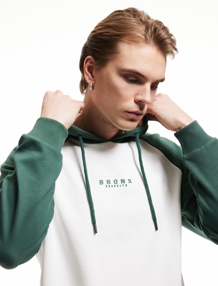  Uzun Kollu Renk Kontrastlı Baskılı Kapşonlu Sweatshirt