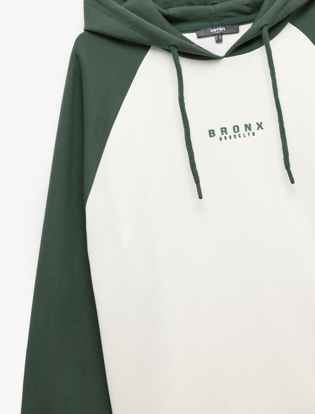 Uzun Kollu Renk Kontrastlı Baskılı Kapşonlu Sweatshirt_4